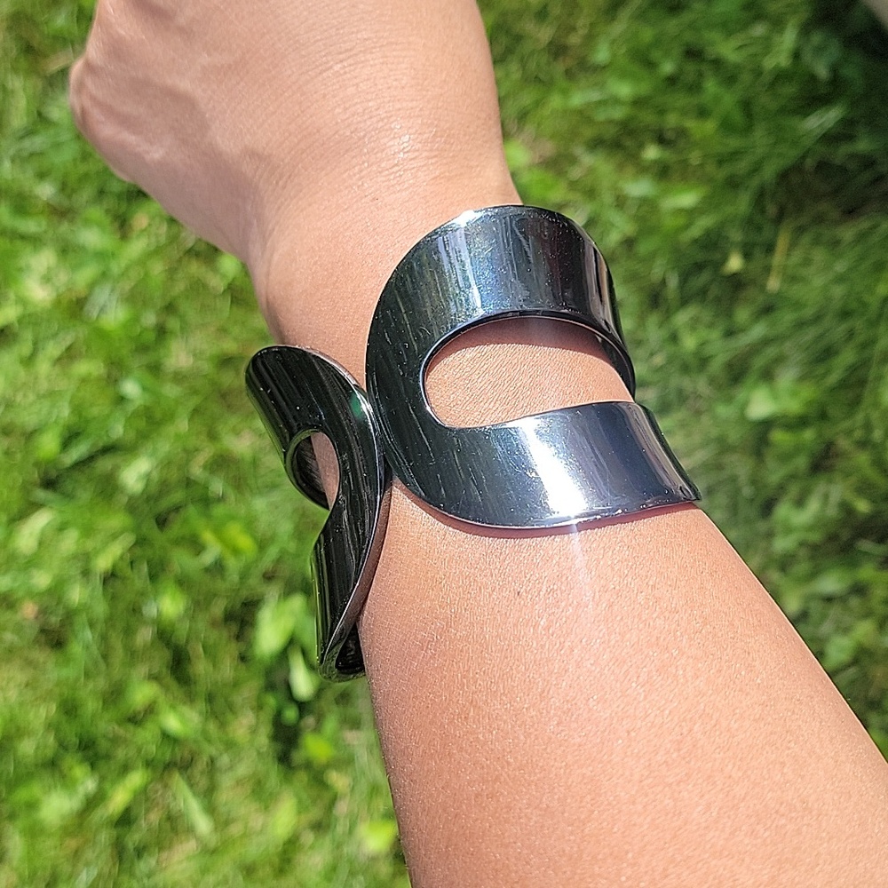 🏷️PreOWNED Bracelet Handcuff Butterfly
